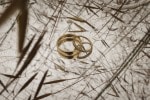 15-wedding-rings-mirror-grass